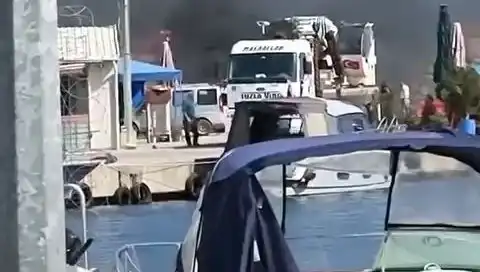 Tuzla'daki Balıkçı Barınağında Yangın Panik Yaratıyor: Lastikler Alev Alev Yandı!