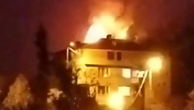 Mahallede Korku Dolu Anlar: Saman Dolu Çatı Alev Alev Yandı