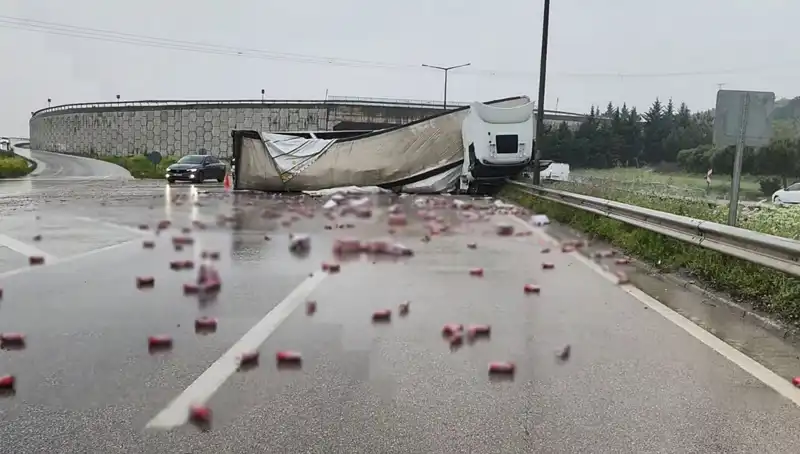 TIR Devrildi, İçkiler Yola Saçıldı: Kazanın Ardındaki Gizem Ne?