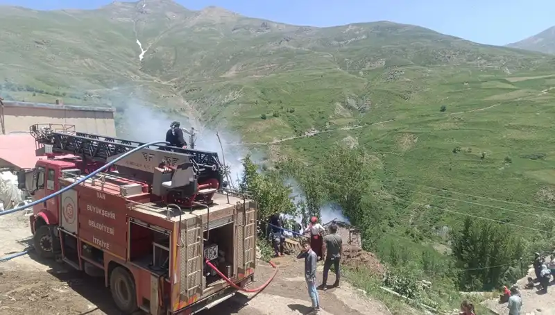 Van'daki Ev Yangınında Küçük Çocuk Hayatını Kaybetti
