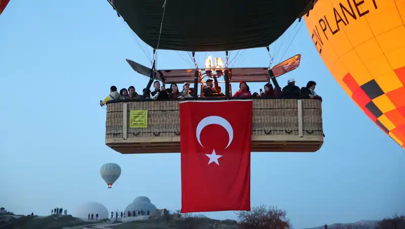 Kapadokya'da Türk Bayraklarıyla Dolu Balonlar, 23 Nisan İçin Gökyüzünü Renklendirdi!
