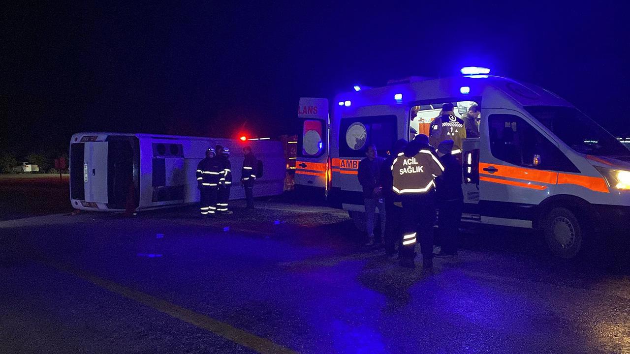 Cenaze midibüsü devrildi: 1 ölü ve 23 yaralı