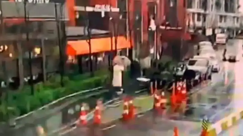 İstanbul'da Fırtına Aniden Ortaya Çıkan Tehlike: Tabelanın Altında Kalan Vatandaşın Dramı