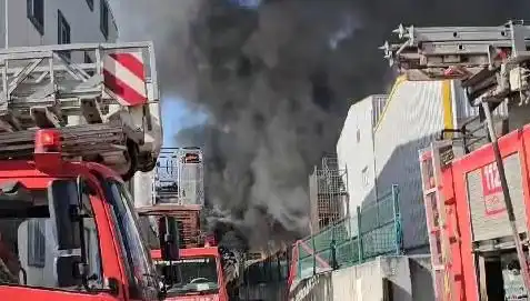 Tuzla'daki Fabrika Yangını: Kontrol Altına Alındı, Zarar Sınırlı Kalacak mı?