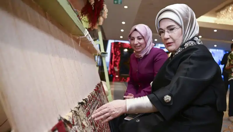 Emine Erdoğan'ın El Emeği Halısı, Depremzedelere Destek İçin Yüzlerce Binaya Şans Tanıyor