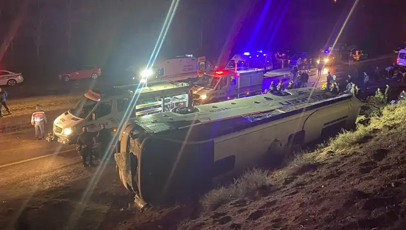 İşçi Servisinin Şarampole Devrilmesi: 23 Kişi Yaralandı, Detaylar Ortaya Çıkıyor!