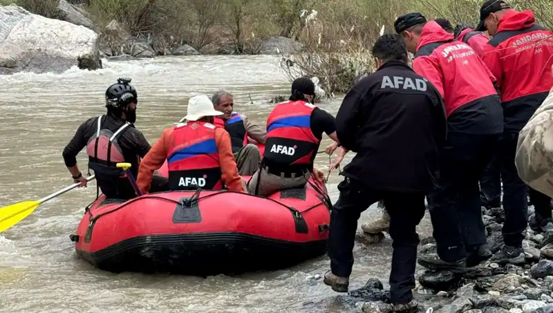 Zap Suyu Kenarında Mahsur Kalan 4 Kişi Kurtarıldı: Detaylar Burada!