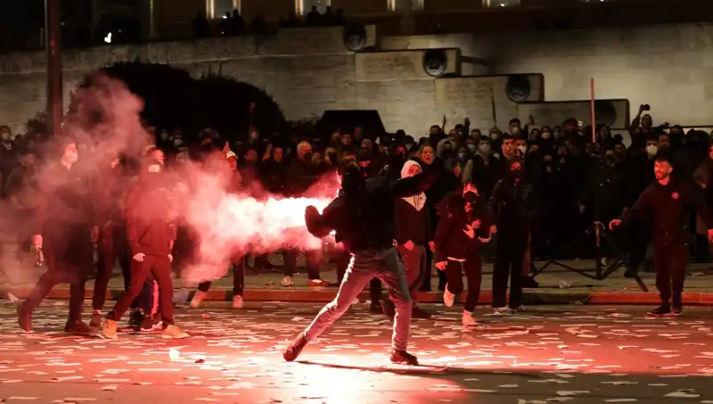 Atina Sokaklarında Gerilim Tırmanıyor: Yunanistan'da Hükümete Gensoru!